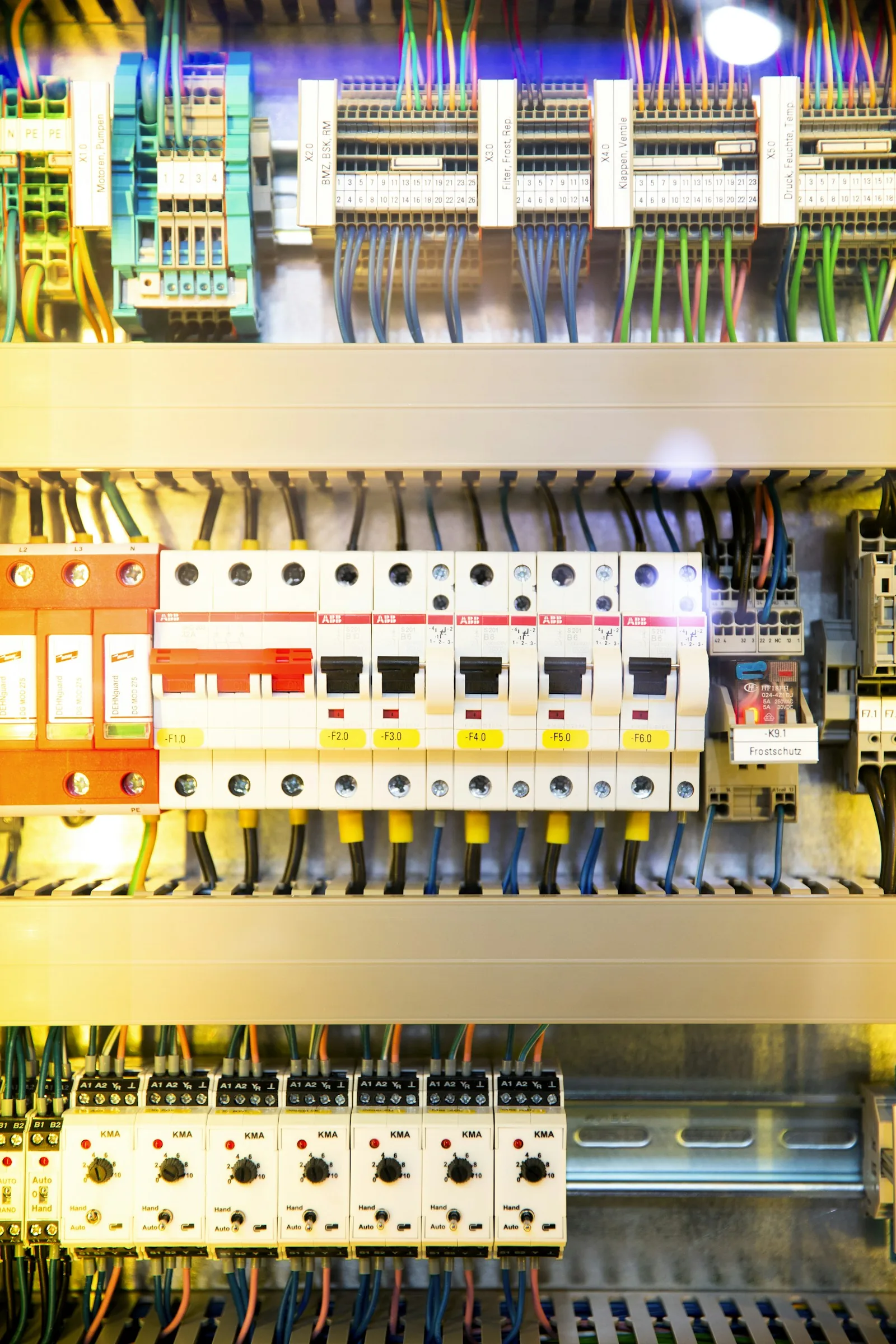 Elektrik panosunda sıralı sigorta ve bağlantılar