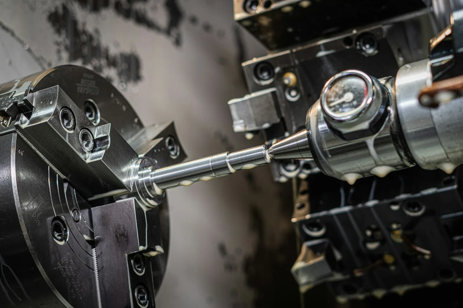 CNC torna makinesinde işlenen metal parça