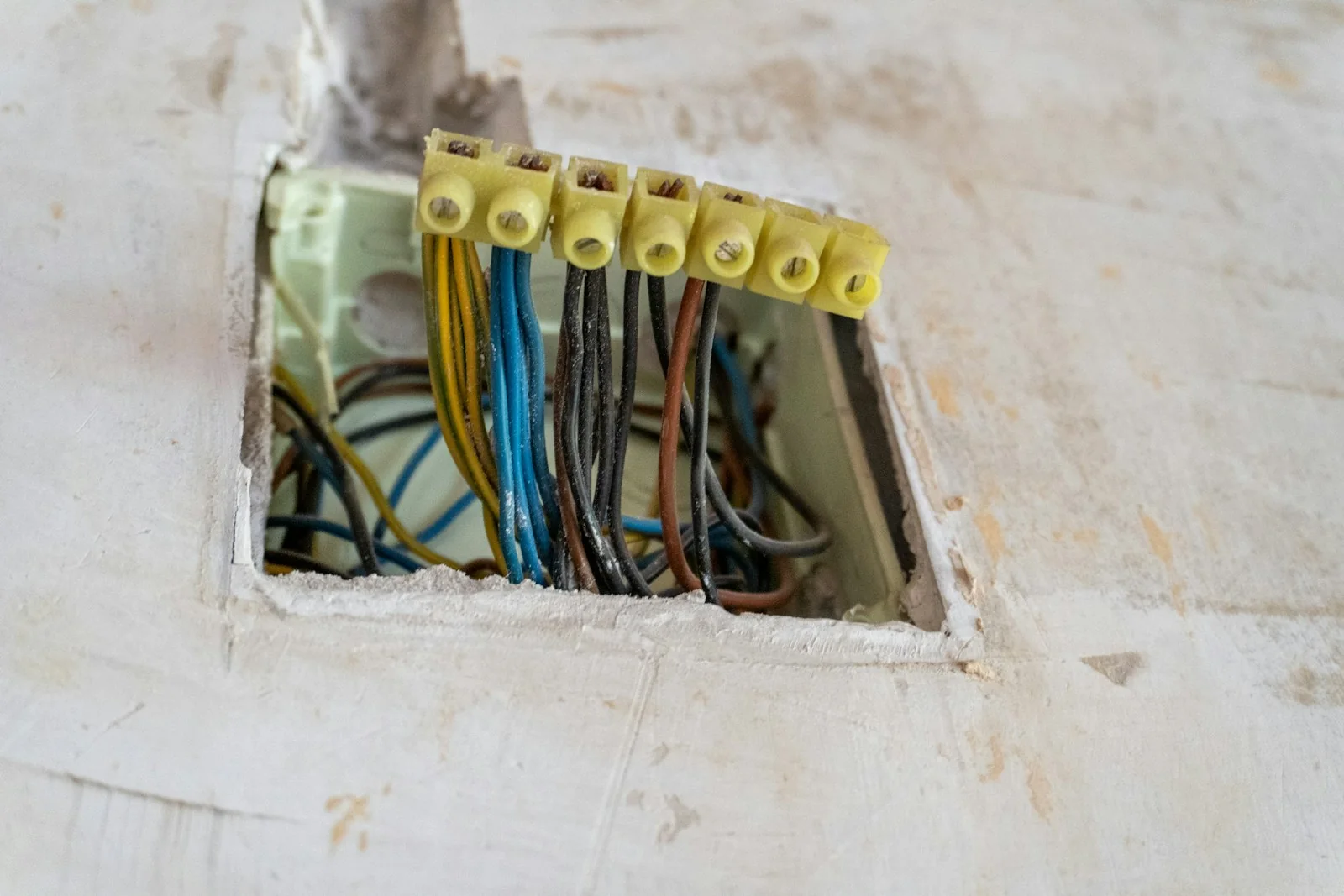 Duvar içindeki elektrik bağlantı kutusu ve kablolar