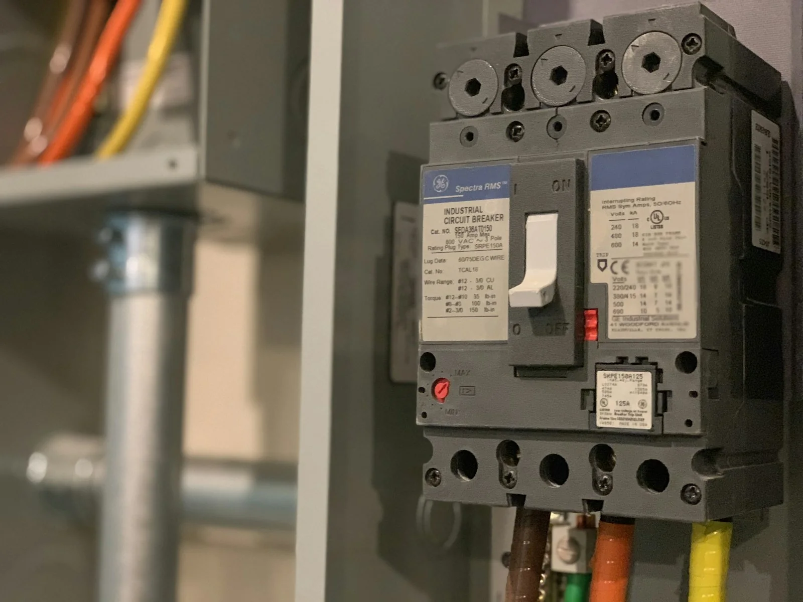Elektrik panosunda sigorta ve kablo bağlantıları