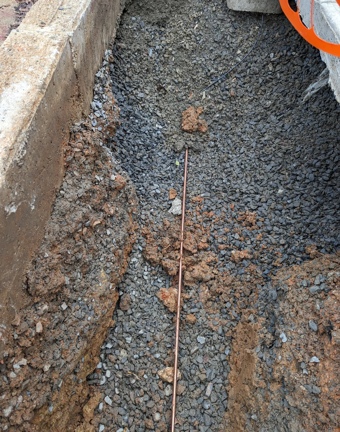 Toprağa yerleştirilmiş topraklama elektrodu