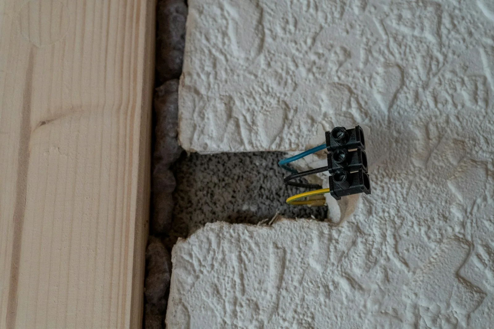 Duvar içinde açık elektrik kabloları ve bağlantı noktası